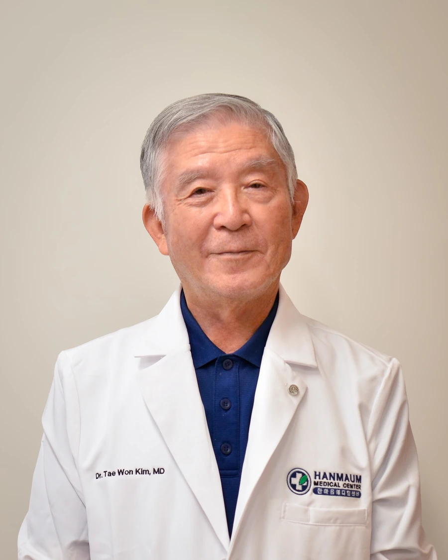 한마음 메디컬 센터의 태원 김 의사. Dr. Tai Won Kim, MD at Hanmaum Medical Center.